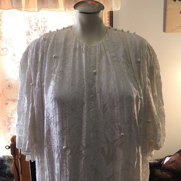 white, ruffled style - Picture 4 of 6